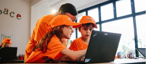 3 kids coding with trainer